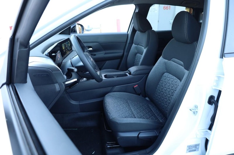 Nissan Kicks Vehicle Image 08