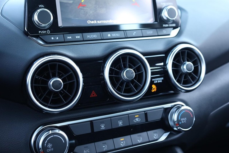 Nissan Sentra Vehicle Image 13