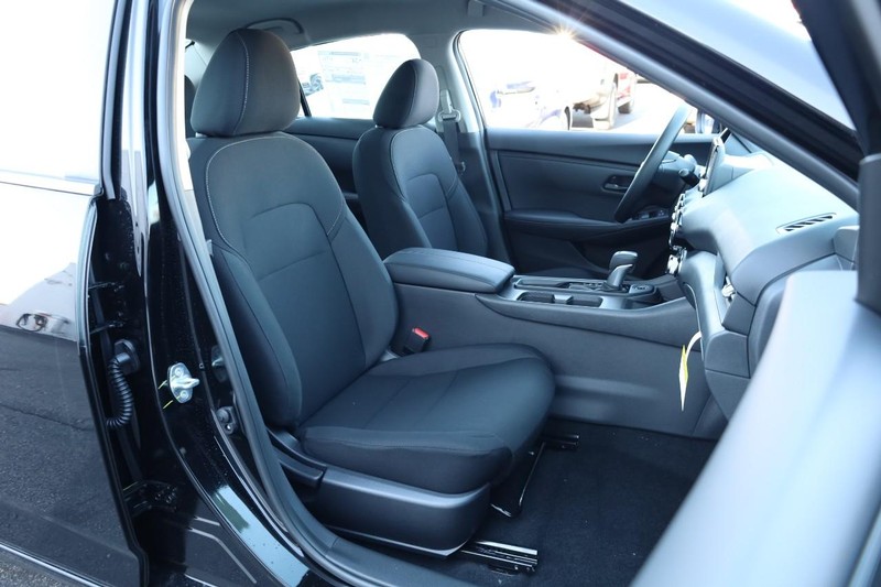 Nissan Sentra Vehicle Image 23