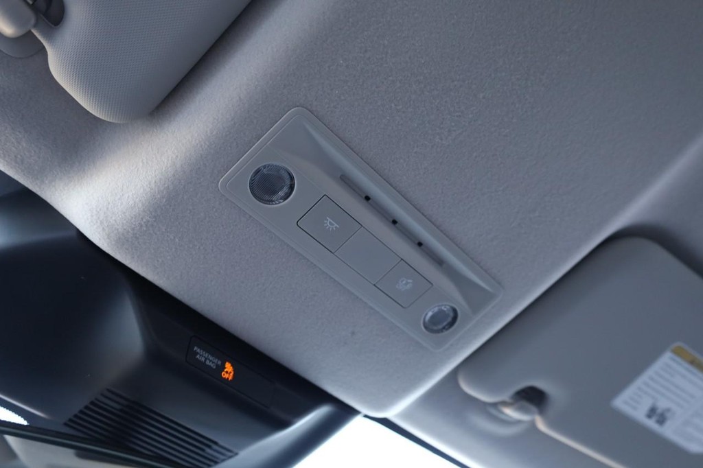 Nissan Kicks Vehicle Full-screen Gallery Image 17