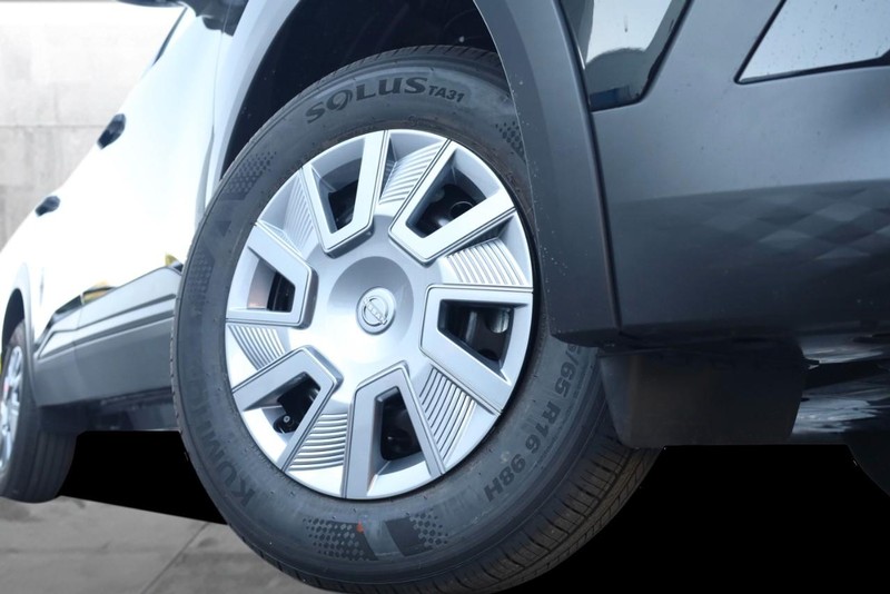 Nissan Kicks Vehicle Image 03