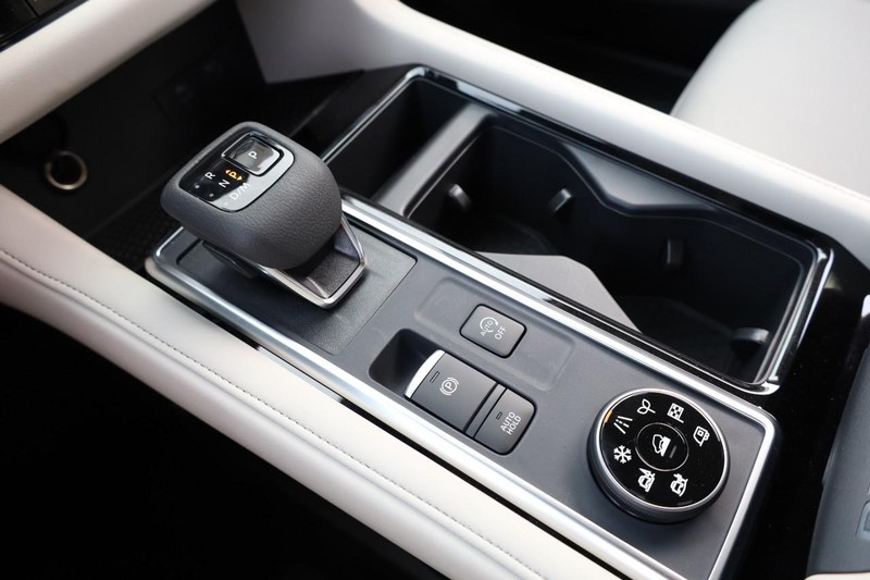 Nissan Pathfinder Vehicle Image 17