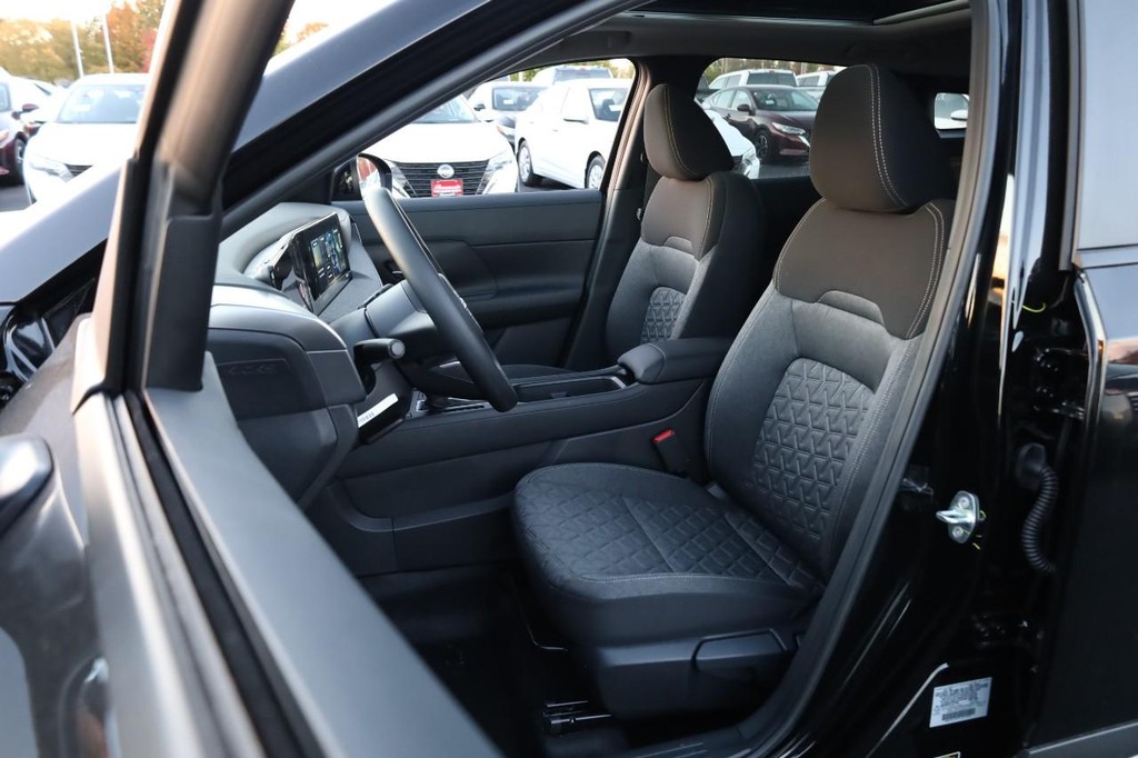 Nissan Kicks Vehicle Full-screen Gallery Image 10