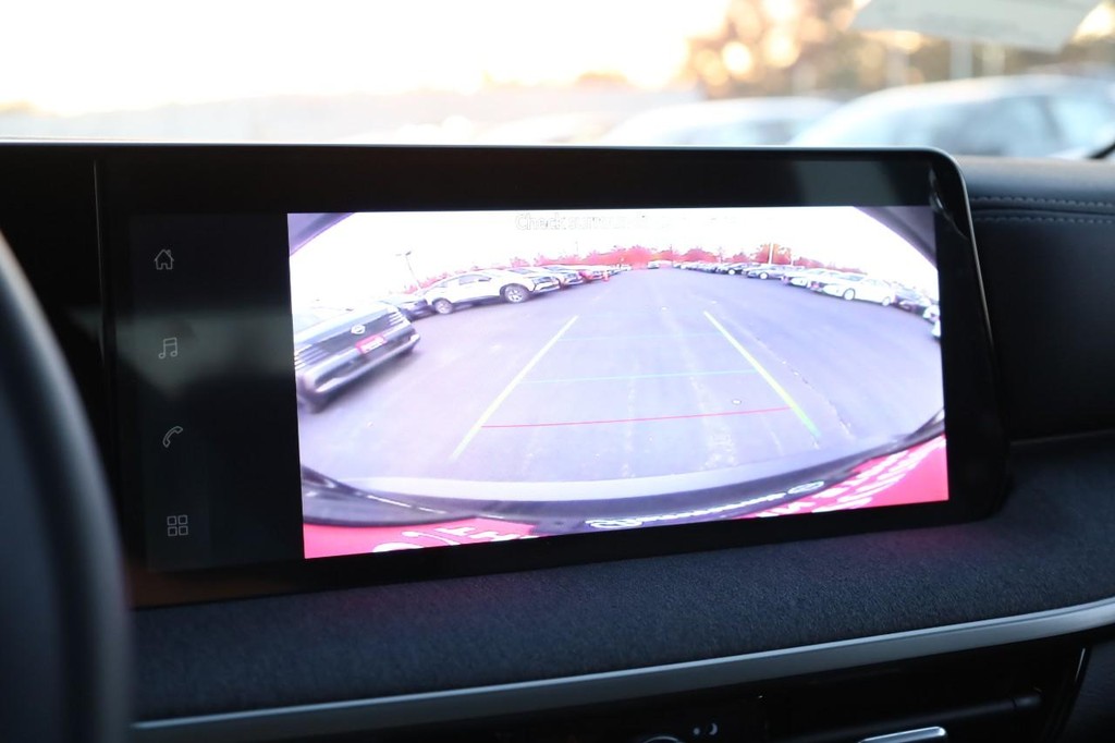 Nissan Kicks Vehicle Full-screen Gallery Image 14