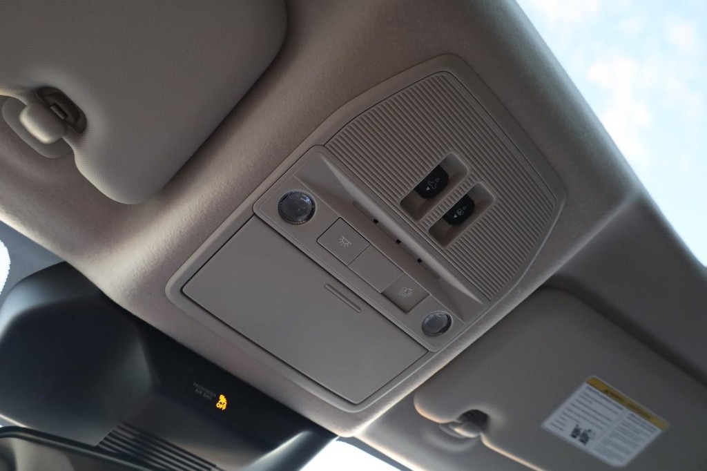 Nissan Kicks Vehicle Full-screen Gallery Image 19