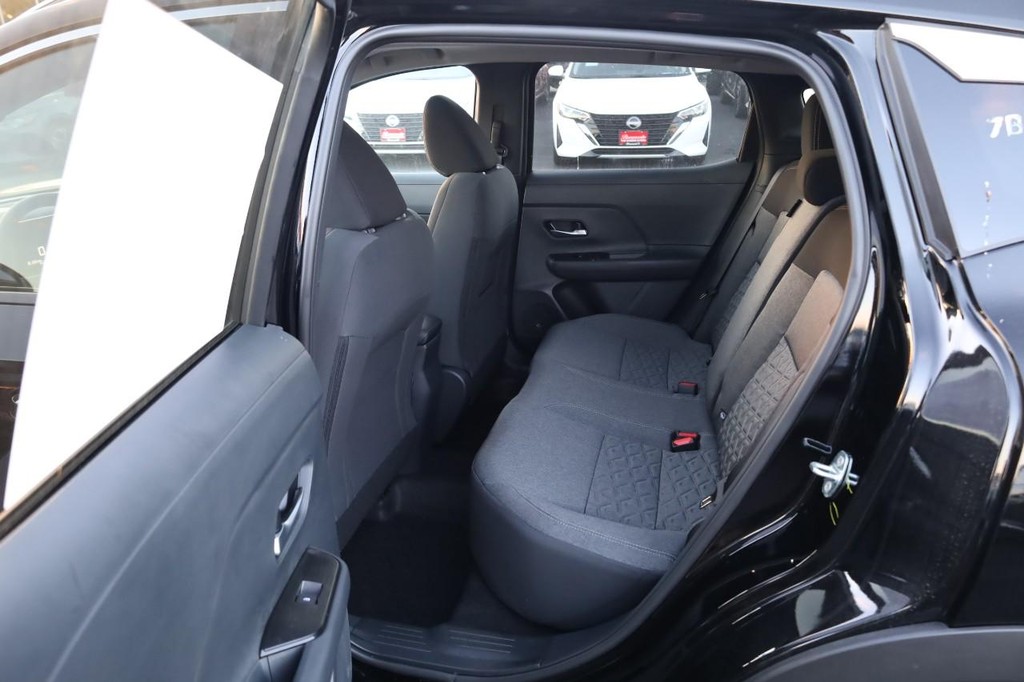 Nissan Kicks Vehicle Full-screen Gallery Image 23