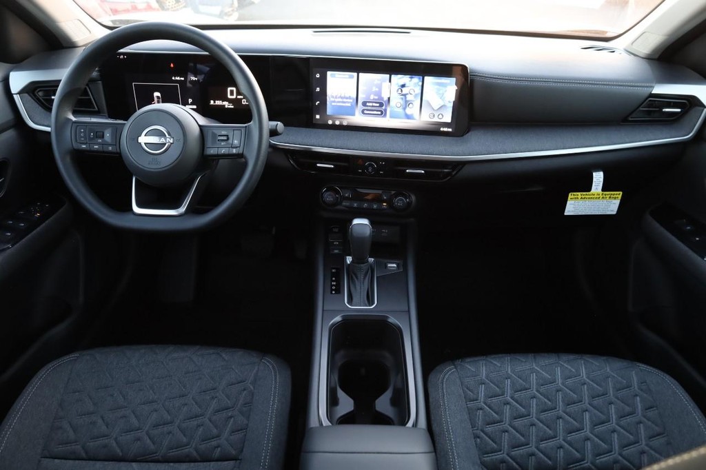 Nissan Kicks Vehicle Full-screen Gallery Image 24