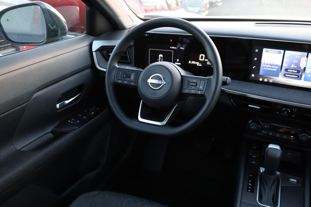 Nissan Kicks Vehicle Full-screen Gallery Image 25