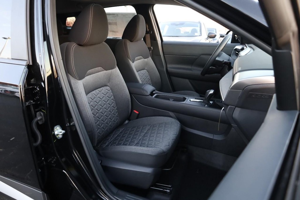 Nissan Kicks Vehicle Full-screen Gallery Image 26