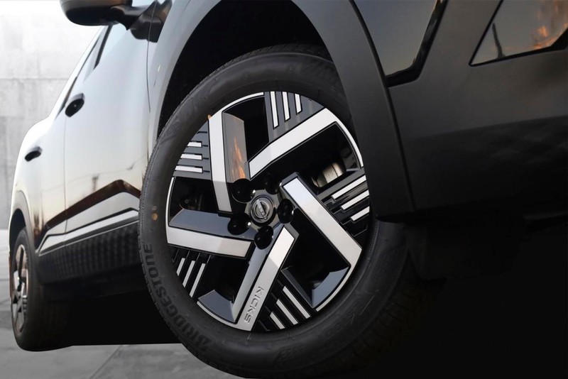 Nissan Kicks Vehicle Image 03