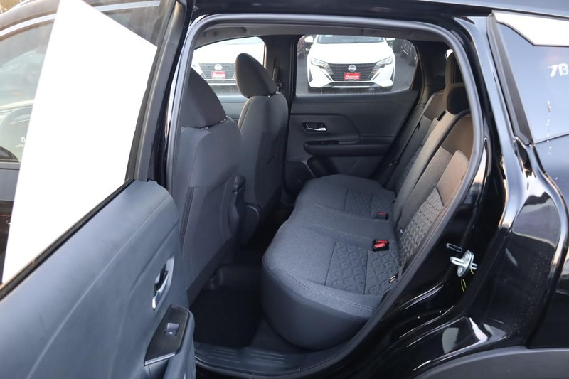 Nissan Kicks Vehicle Image 23