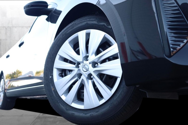 Nissan Sentra Vehicle Image 03