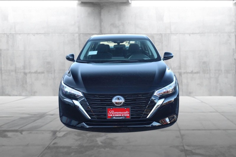 Nissan Sentra Vehicle Image 04