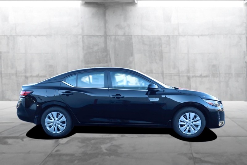 Nissan Sentra Vehicle Image 05