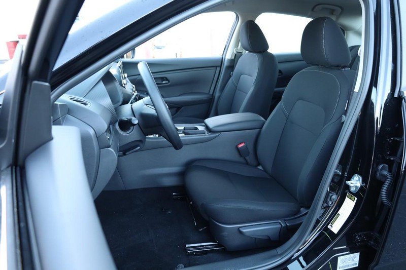 Nissan Sentra Vehicle Image 08