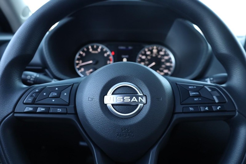 Nissan Sentra Vehicle Image 09