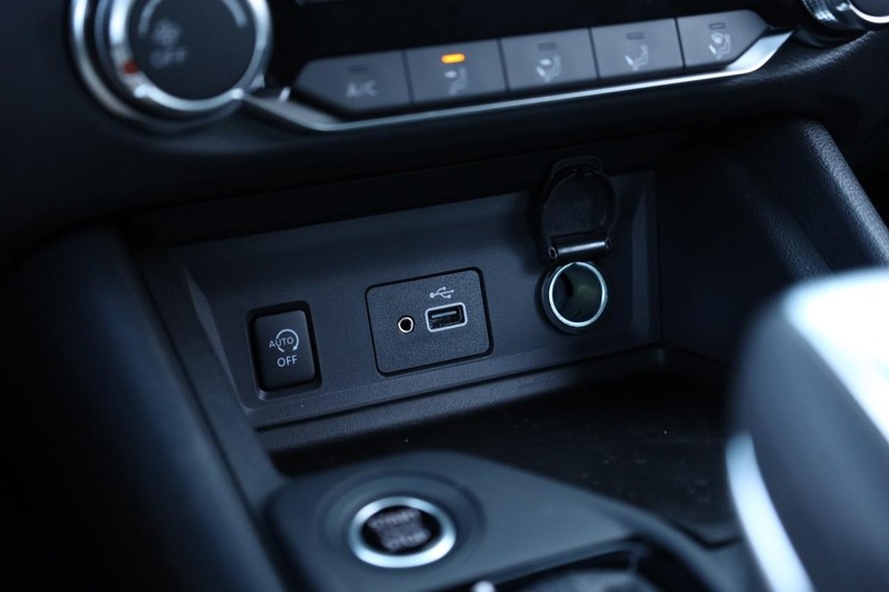 Nissan Sentra Vehicle Image 14