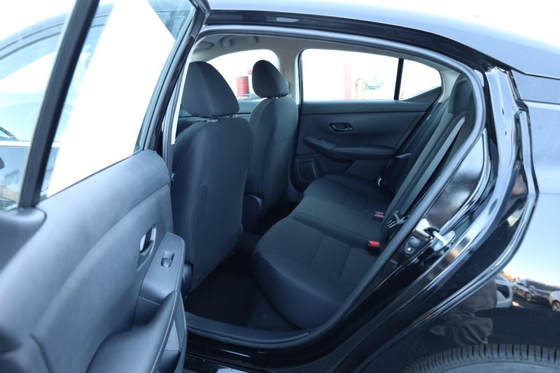 Nissan Sentra Vehicle Image 19