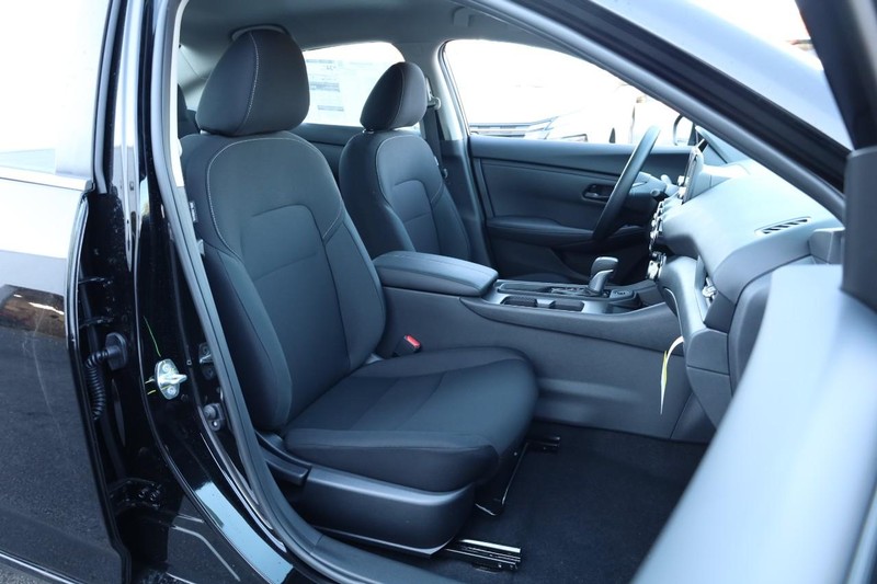 Nissan Sentra Vehicle Image 22