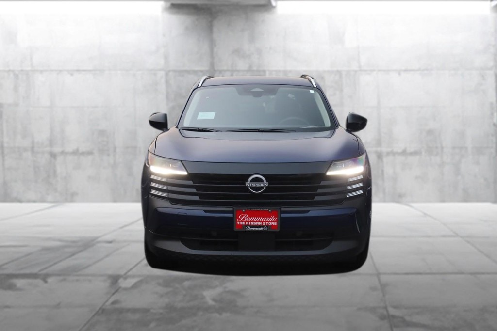 Nissan Kicks Vehicle Full-screen Gallery Image 4