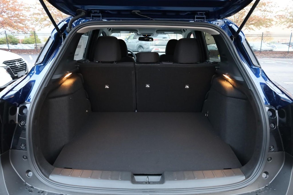 Nissan Kicks Vehicle Full-screen Gallery Image 7