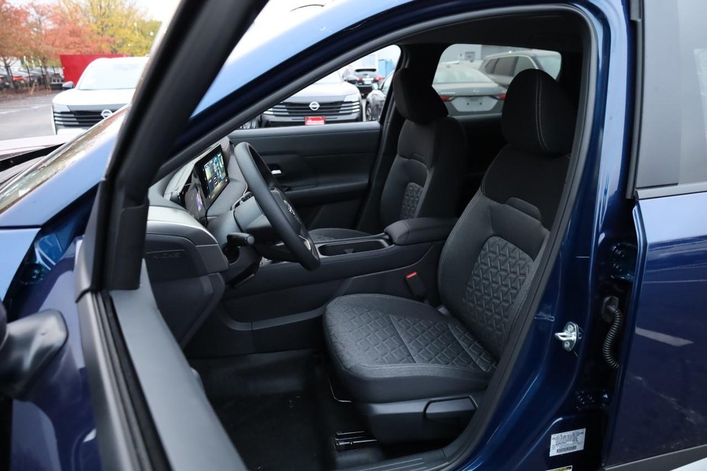 Nissan Kicks Vehicle Full-screen Gallery Image 8