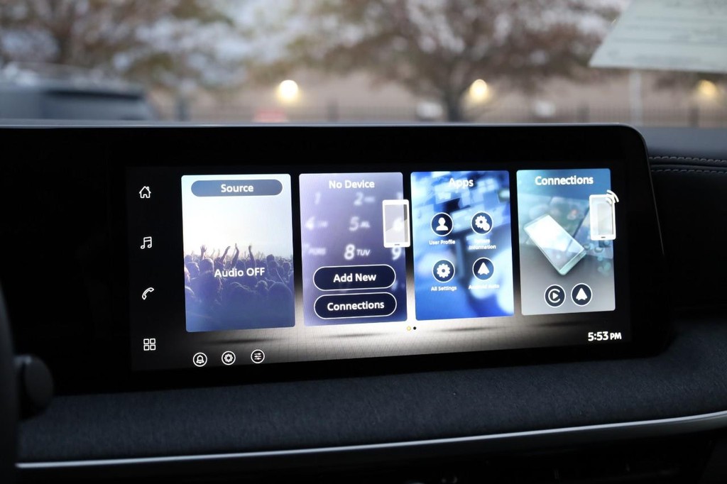 Nissan Kicks Vehicle Full-screen Gallery Image 11