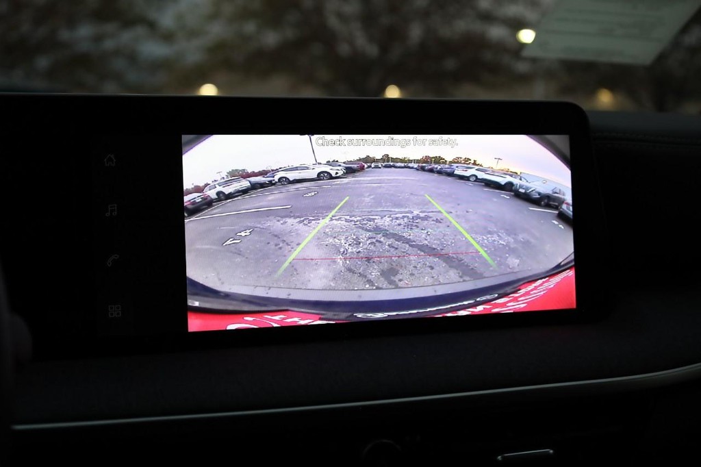 Nissan Kicks Vehicle Full-screen Gallery Image 12