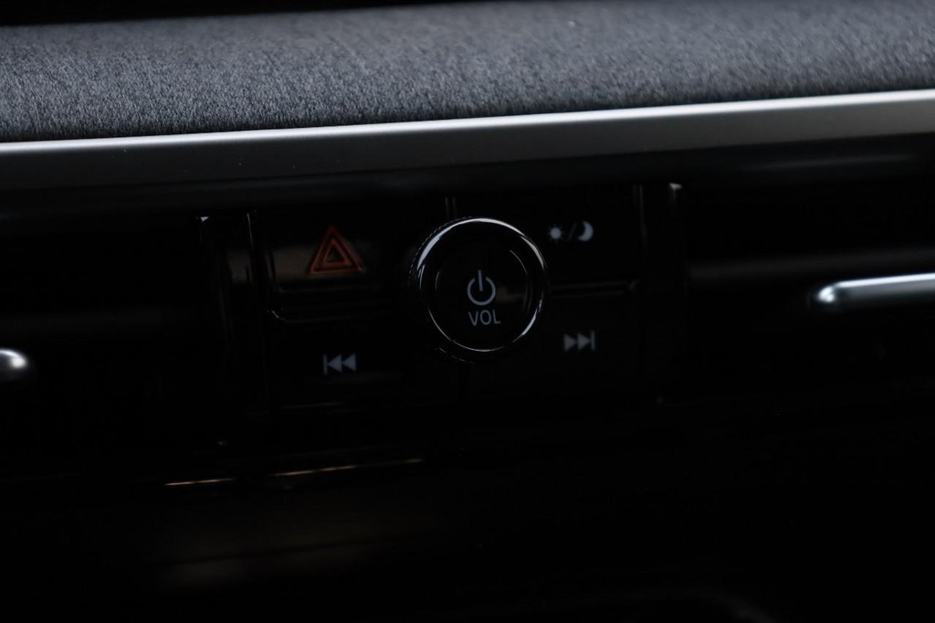 Nissan Kicks Vehicle Full-screen Gallery Image 13