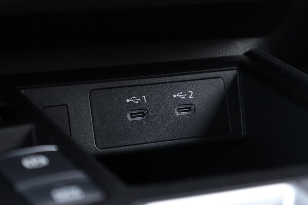 Nissan Kicks Vehicle Full-screen Gallery Image 15