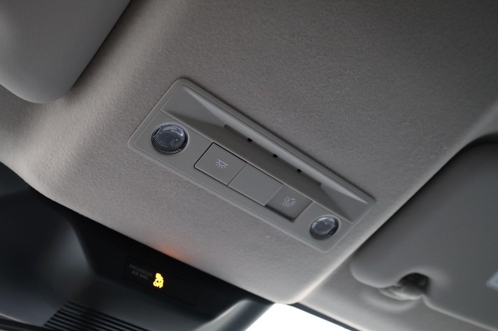 Nissan Kicks Vehicle Full-screen Gallery Image 17