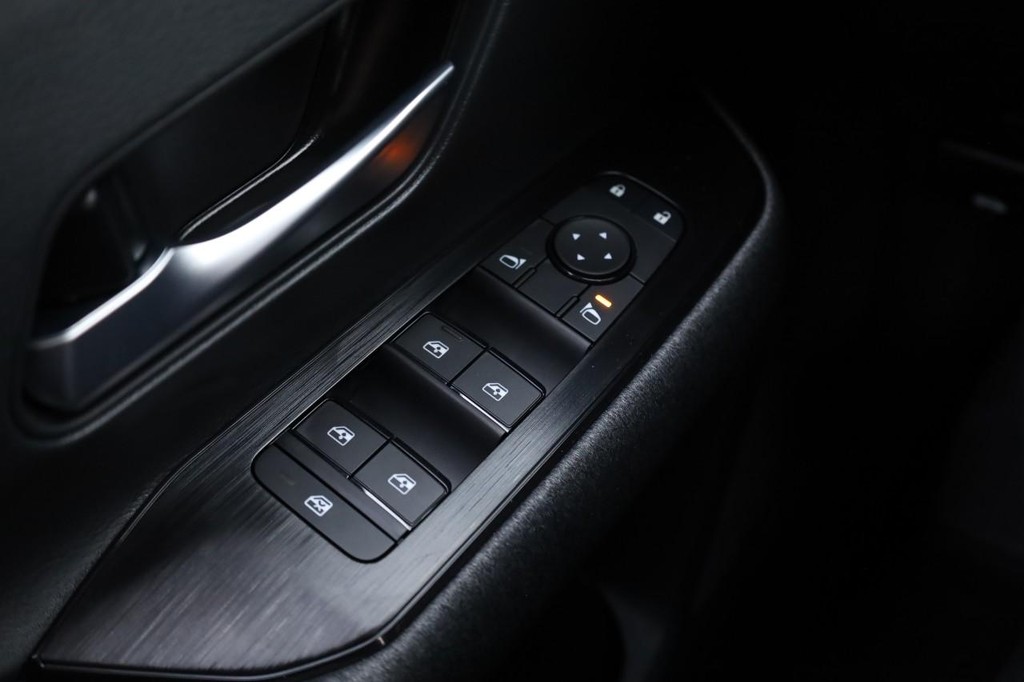 Nissan Kicks Vehicle Full-screen Gallery Image 18