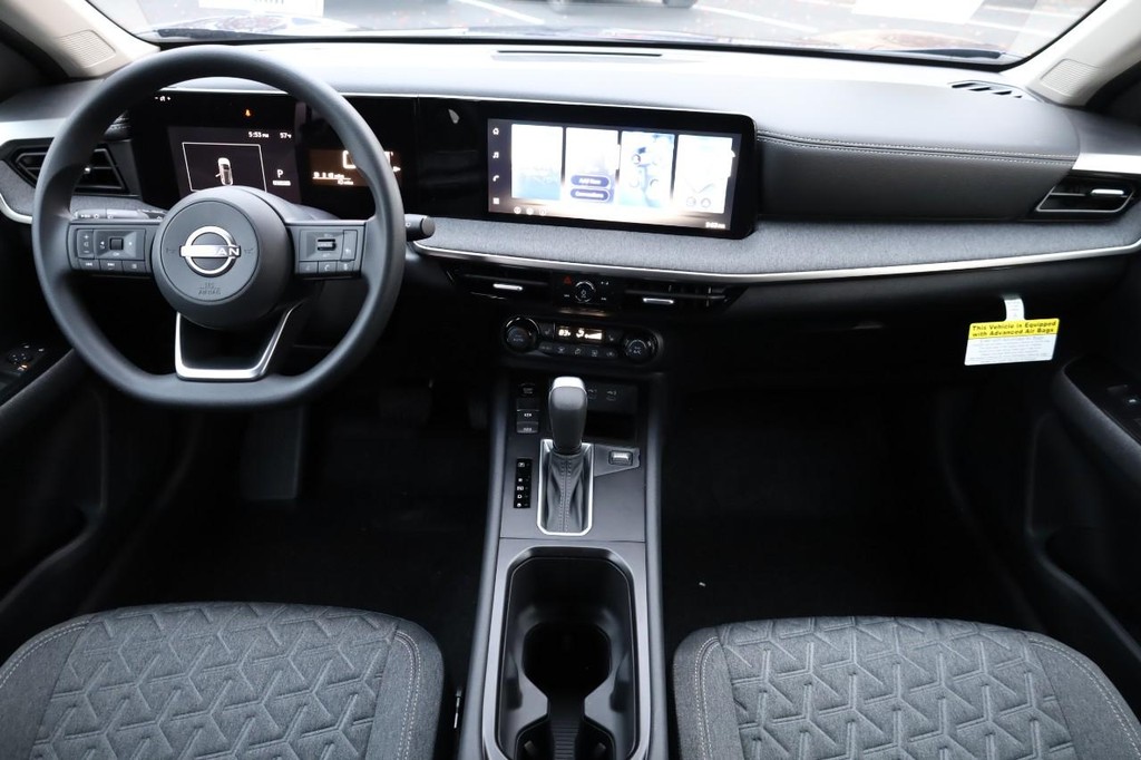 Nissan Kicks Vehicle Full-screen Gallery Image 21