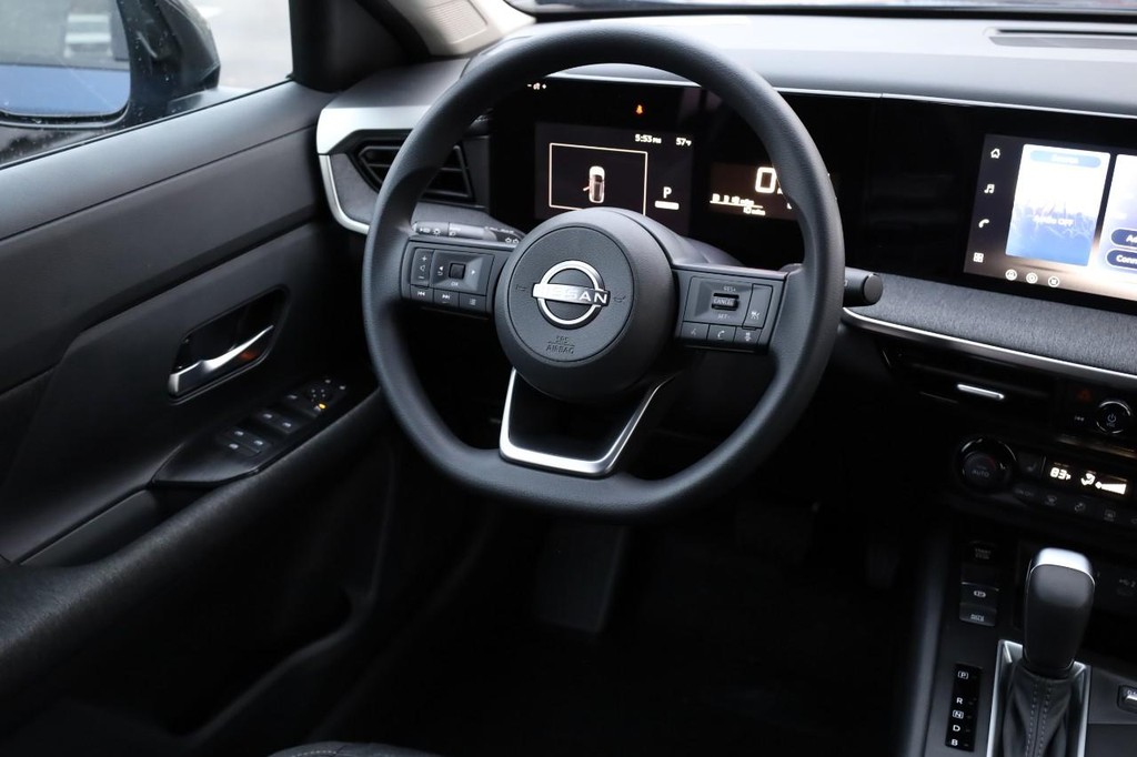 Nissan Kicks Vehicle Full-screen Gallery Image 22