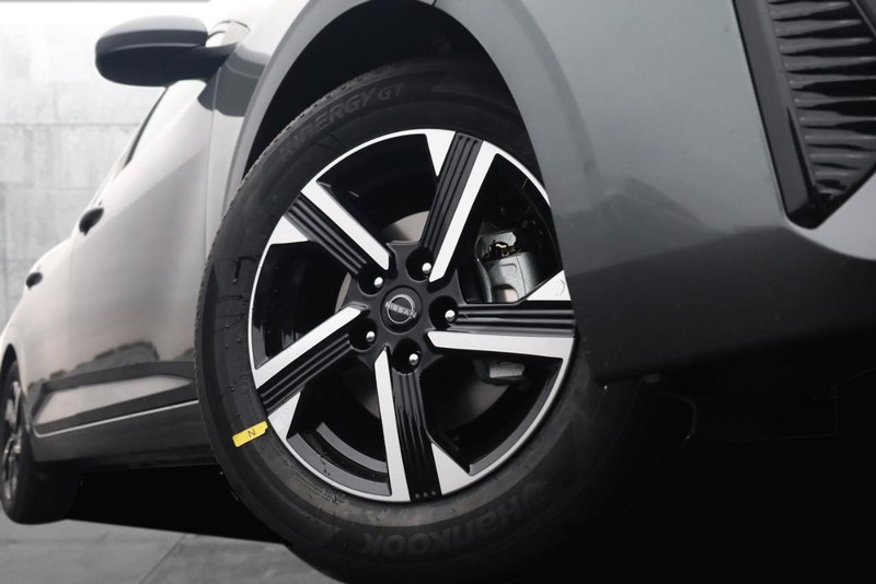 Nissan Sentra Vehicle Image 03