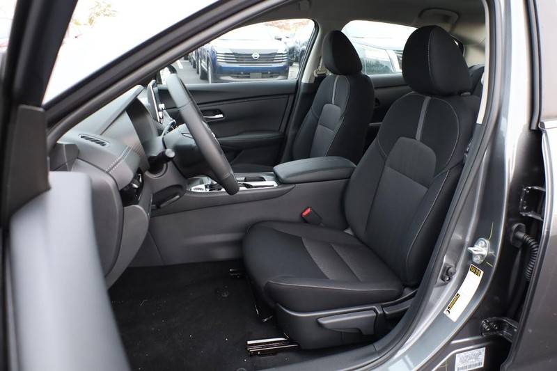 Nissan Sentra Vehicle Image 08