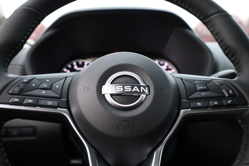Nissan Sentra Vehicle Image 09