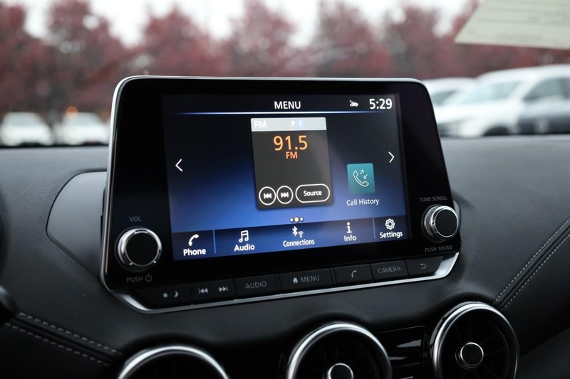 Nissan Sentra Vehicle Image 11