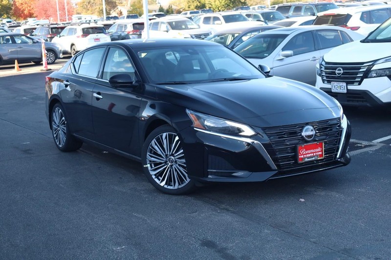 Nissan Altima Vehicle Image 02