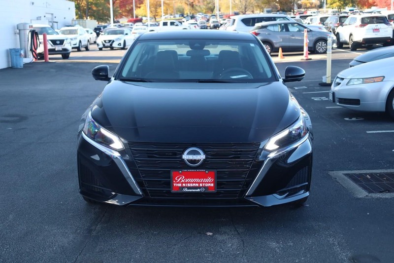 Nissan Altima Vehicle Image 04