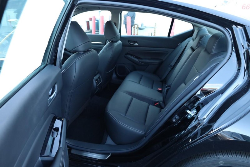 Nissan Altima Vehicle Image 21