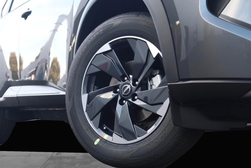 Nissan Rogue Vehicle Image 03