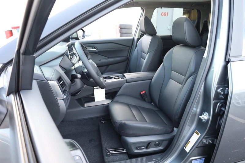 Nissan Rogue Vehicle Image 10