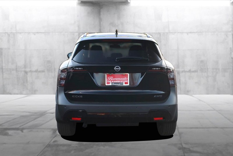 Nissan Kicks Vehicle Image 06