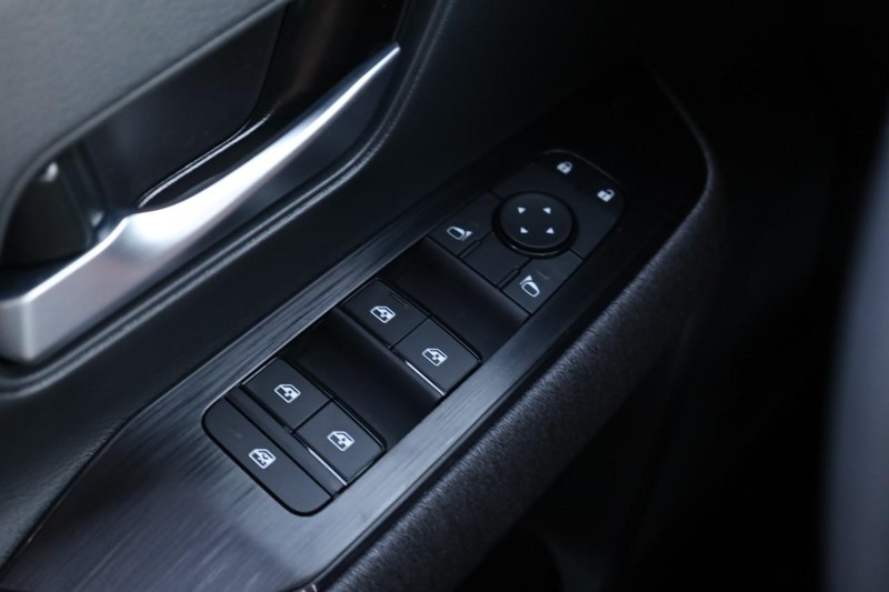 Nissan Kicks Vehicle Image 18