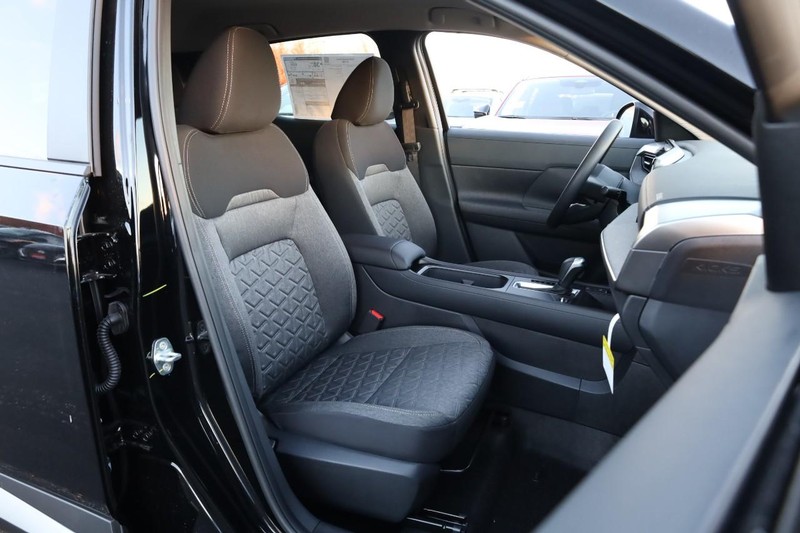 Nissan Kicks Vehicle Image 23