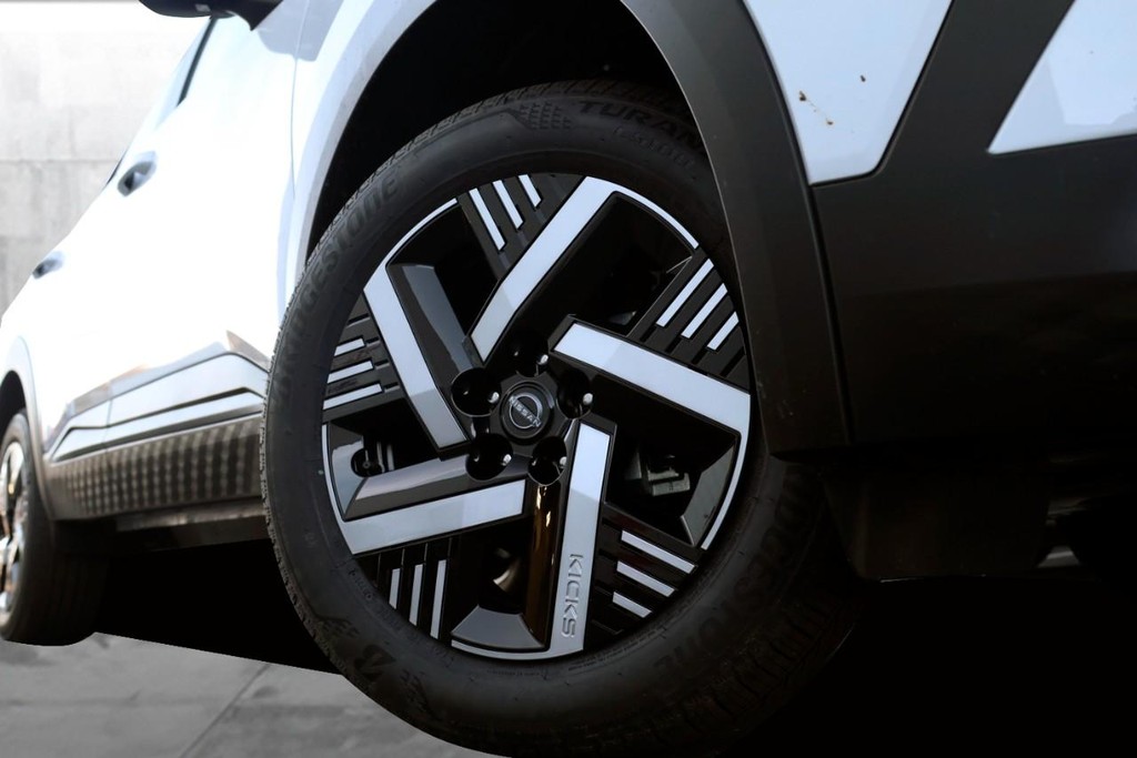 Nissan Kicks Vehicle Full-screen Gallery Image 3