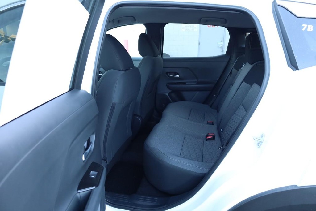 Nissan Kicks Vehicle Full-screen Gallery Image 21