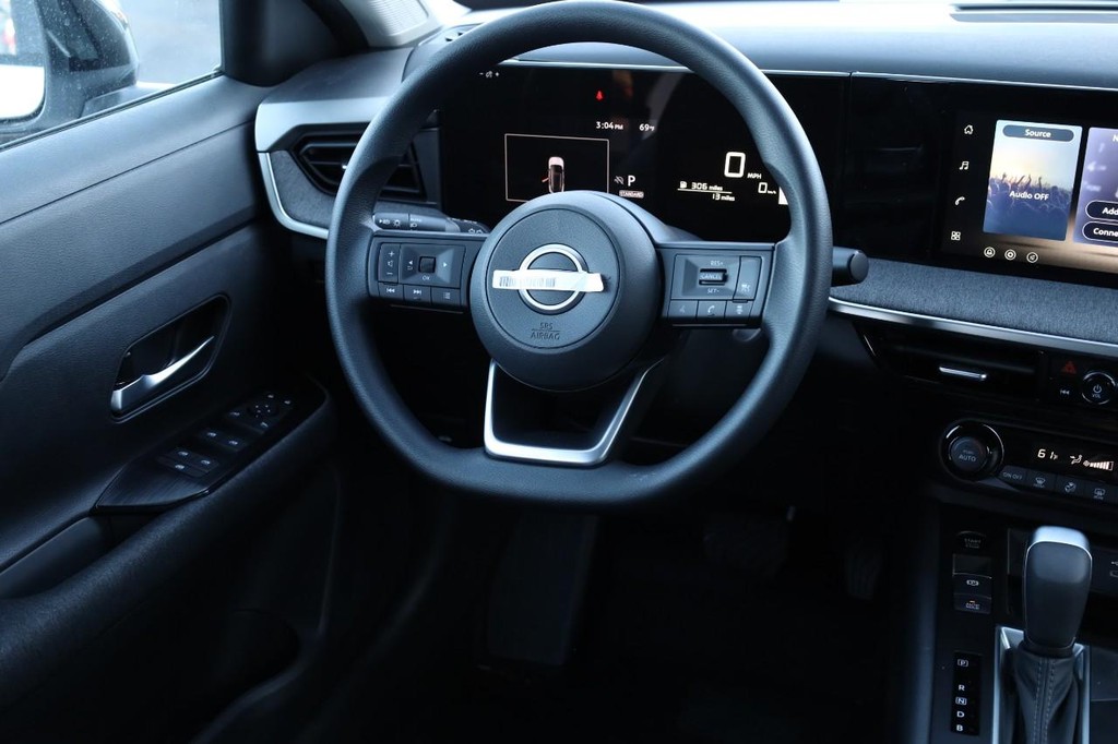 Nissan Kicks Vehicle Full-screen Gallery Image 23