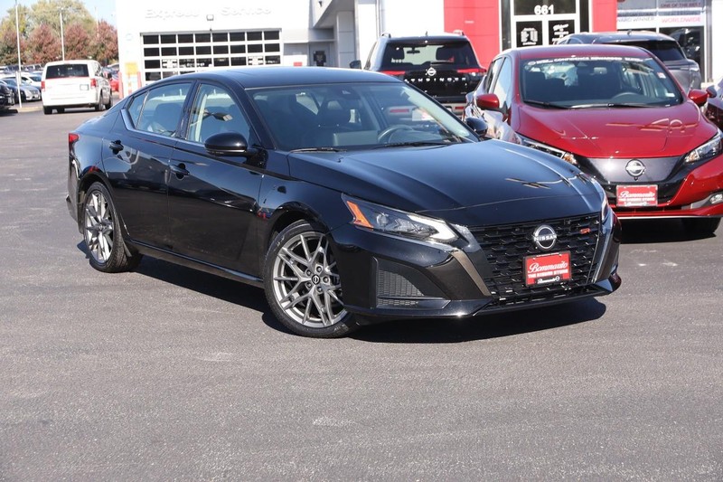 Nissan Altima Vehicle Image 02